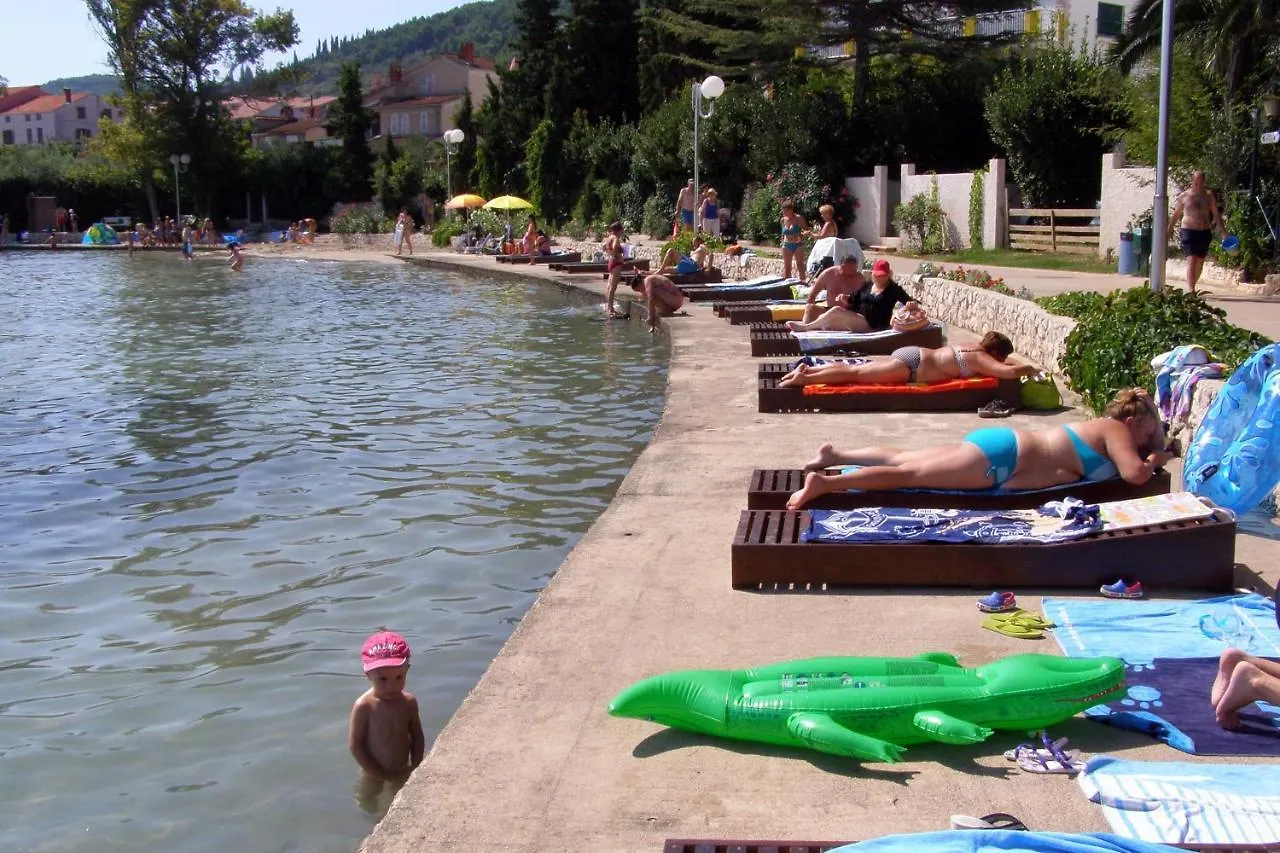 Family Friendly Apartments With A Swimming Pool Sutomiscica, Ugljan - 13872 Preko