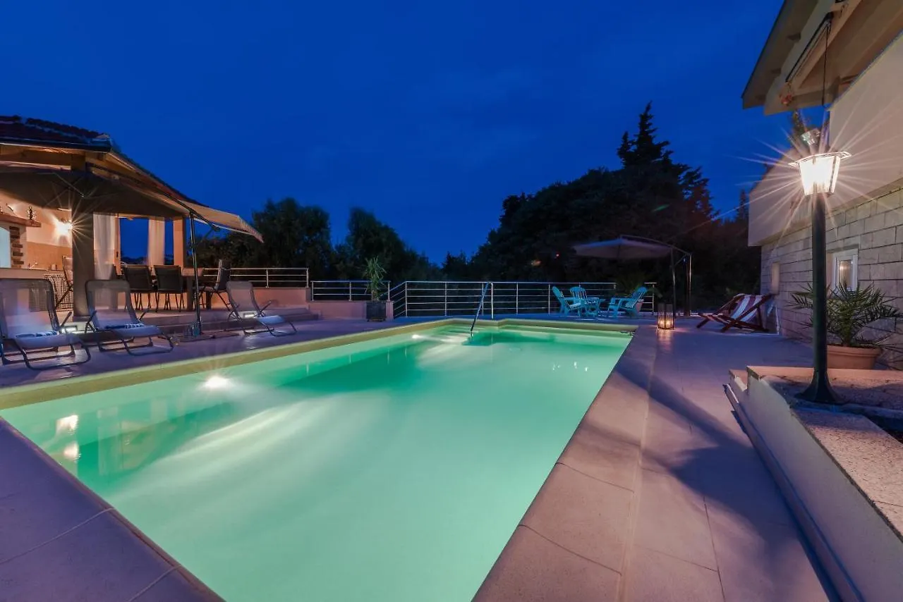 Family Friendly Apartments With A Swimming Pool Sutomiscica, Ugljan - 13872 Preko 0*,  Croatia