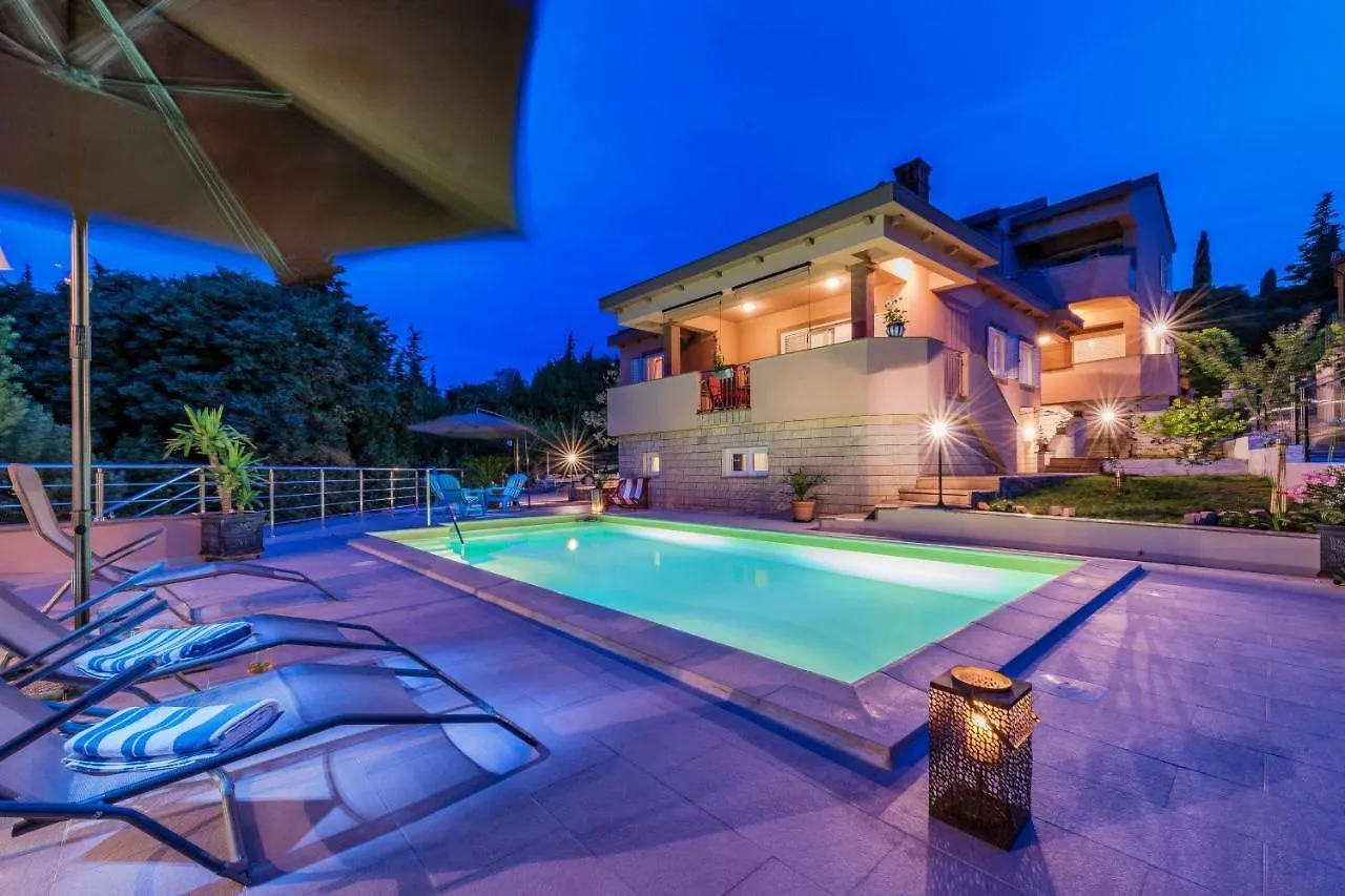 Family Friendly Apartments With A Swimming Pool Sutomiscica, Ugljan - 13872 Preko