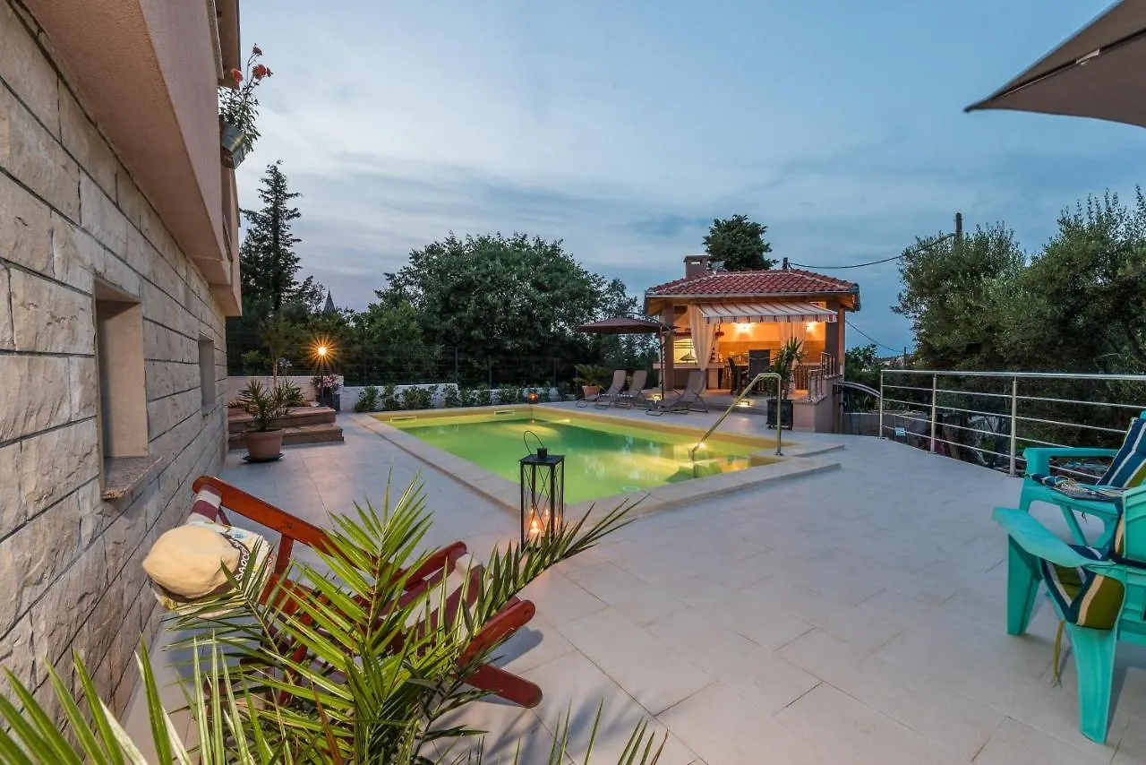Family Friendly Apartments With A Swimming Pool Sutomiscica, Ugljan - 13872 Preko