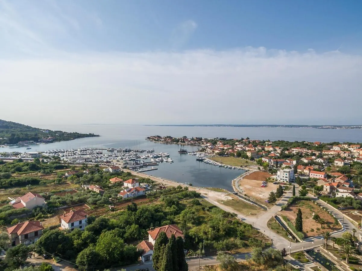 Family Friendly Apartments With A Swimming Pool Sutomiscica, Ugljan - 13872 Preko