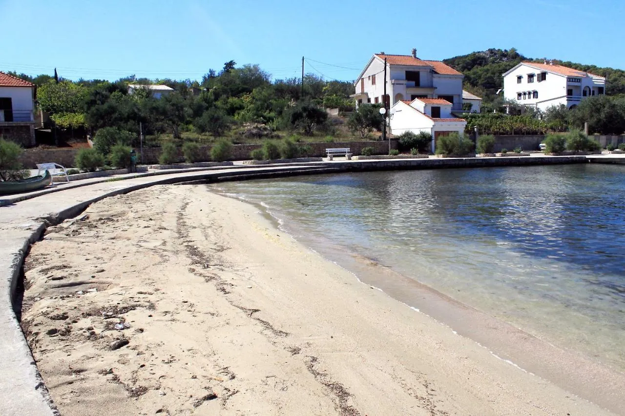 Family Friendly Apartments With A Swimming Pool Sutomiscica, Ugljan - 13872 Preko 0*,