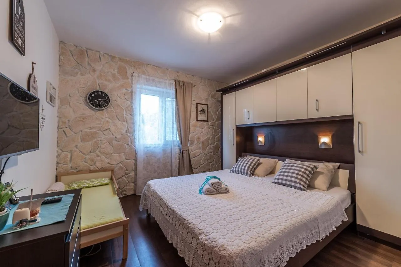Family Friendly Apartments With A Swimming Pool Sutomiscica, Ugljan - 13872 Preko