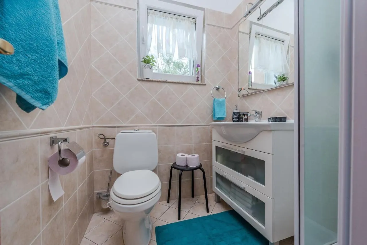 Family Friendly Apartments With A Swimming Pool Sutomiscica, Ugljan - 13872 Preko