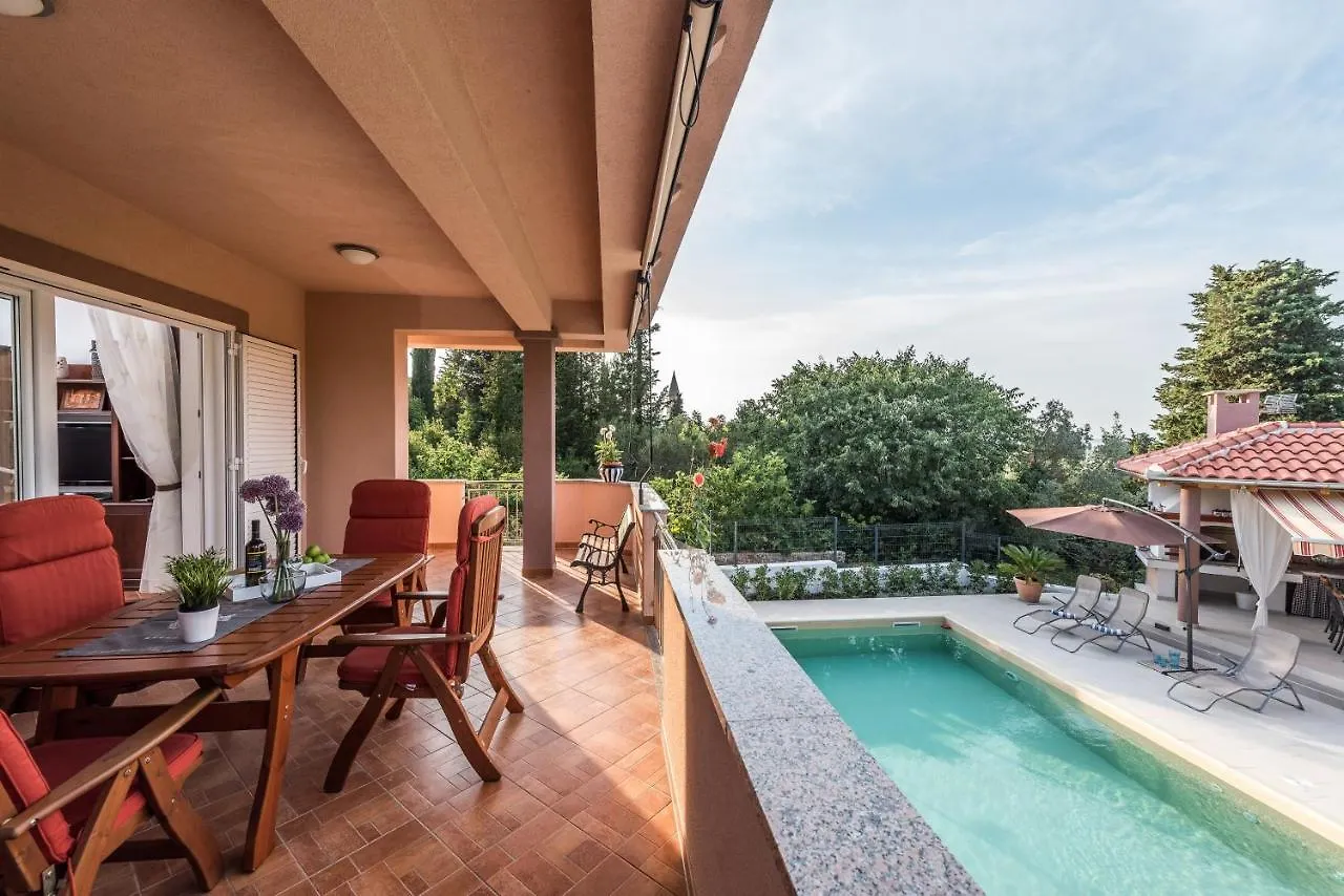 Family Friendly Apartments With A Swimming Pool Sutomiscica, Ugljan - 13872 Preko