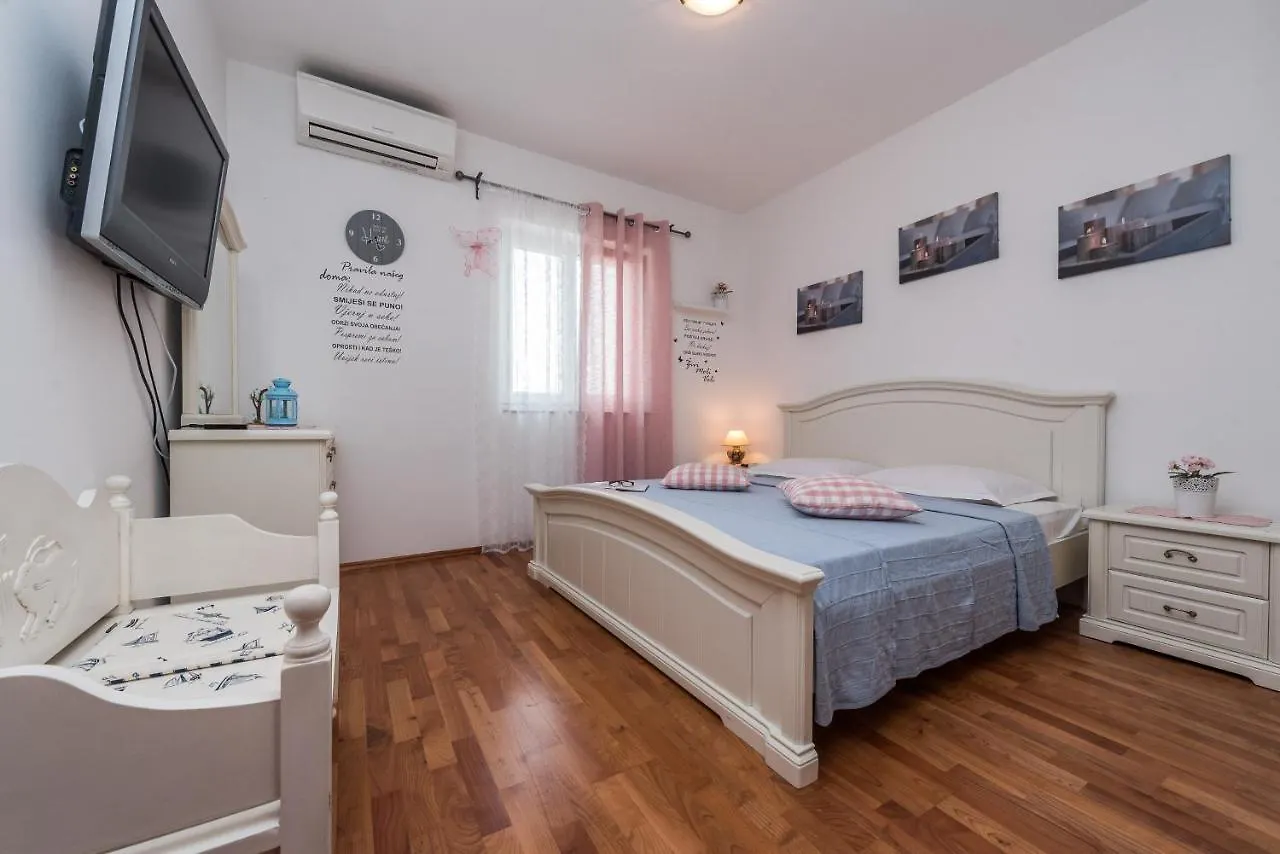 Family Friendly Apartments With A Swimming Pool Sutomiscica, Ugljan - 13872 Preko