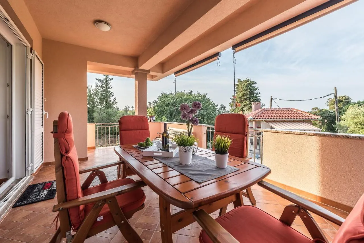 Family Friendly Apartments With A Swimming Pool Sutomiscica, Ugljan - 13872 Preko