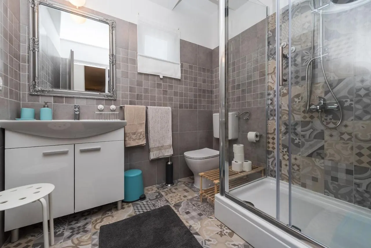 Family Friendly Apartments With A Swimming Pool Sutomiscica, Ugljan - 13872 Preko