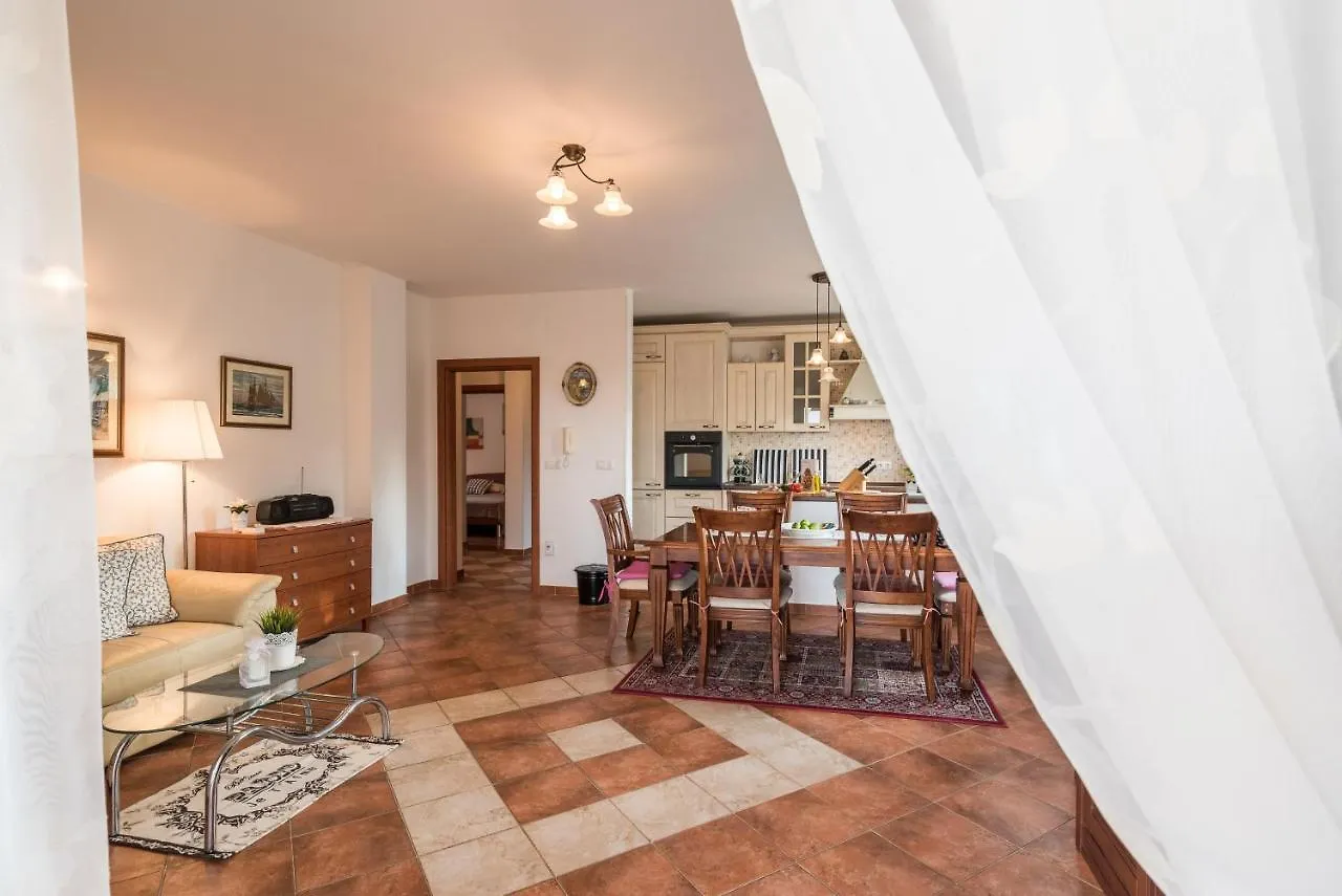 Family Friendly Apartments With A Swimming Pool Sutomiscica, Ugljan - 13872 Preko 0*,
