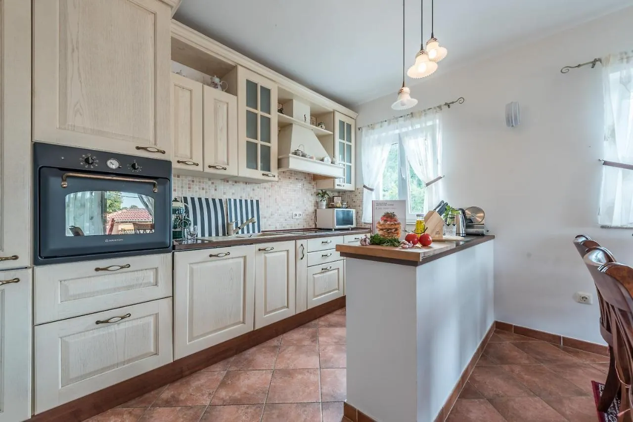 Family Friendly Apartments With A Swimming Pool Sutomiscica, Ugljan - 13872 Preko
