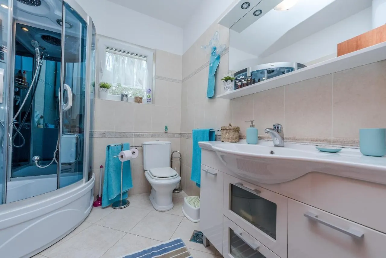 Family Friendly Apartments With A Swimming Pool Sutomiscica, Ugljan - 13872 Preko