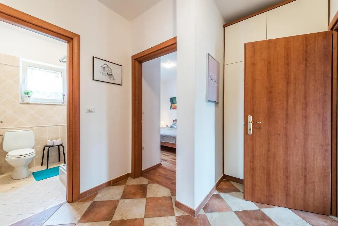 Family Friendly Apartments With A Swimming Pool Sutomiscica, Ugljan - 13872 Preko Croatia