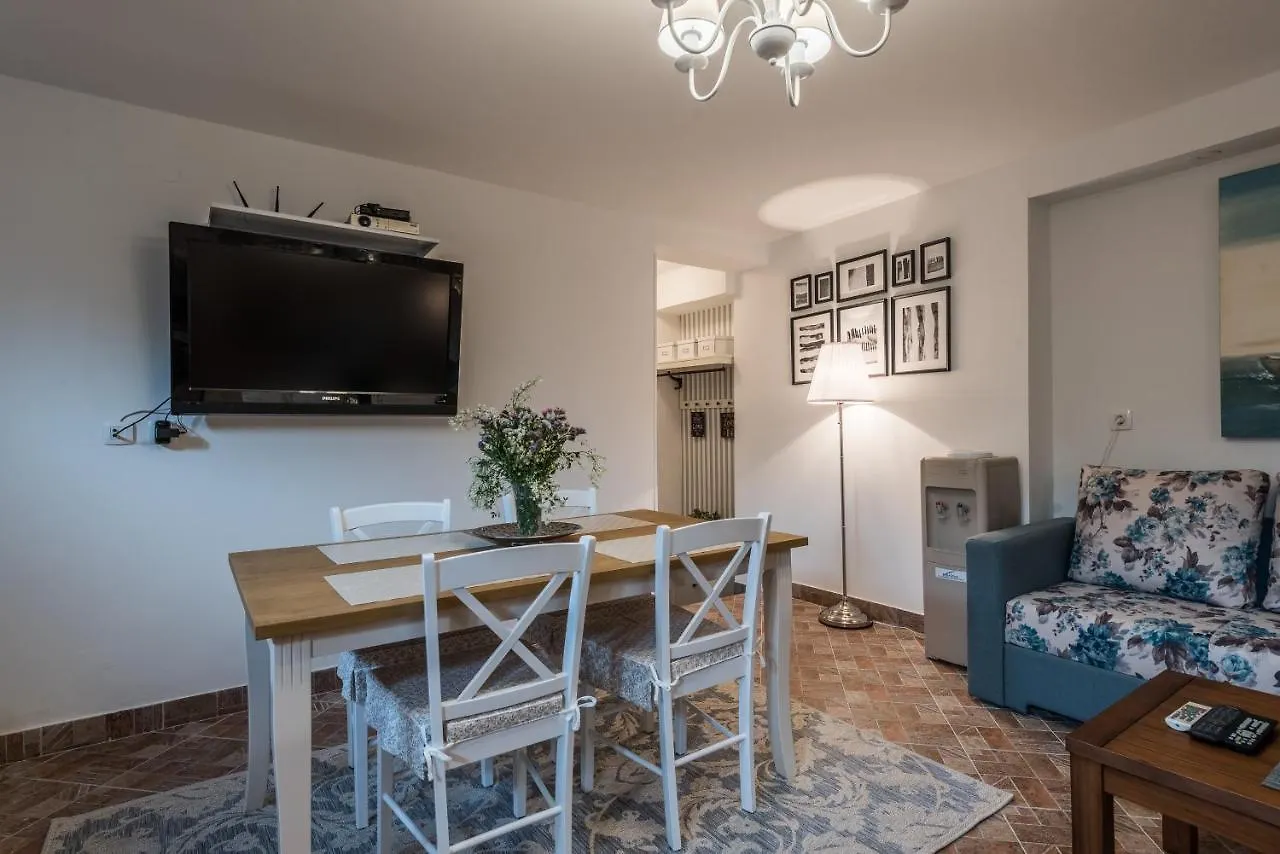 Family Friendly Apartments With A Swimming Pool Sutomiscica, Ugljan - 13872 Preko Croatia