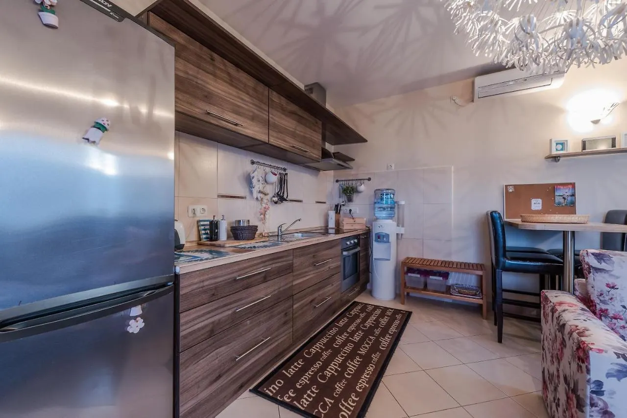 Family Friendly Apartments With A Swimming Pool Sutomiscica, Ugljan - 13872 Preko