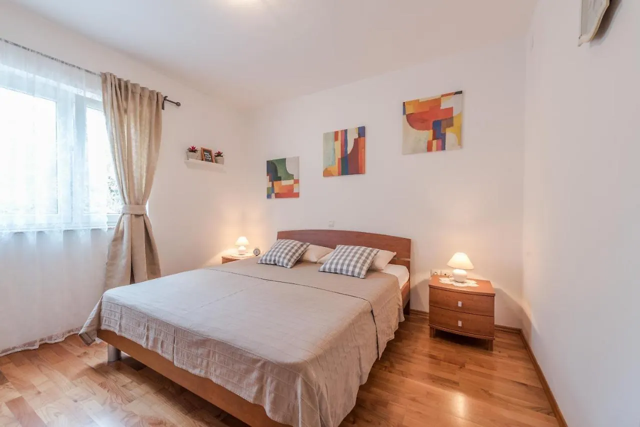 Family Friendly Apartments With A Swimming Pool Sutomiscica, Ugljan - 13872 Preko 0*,