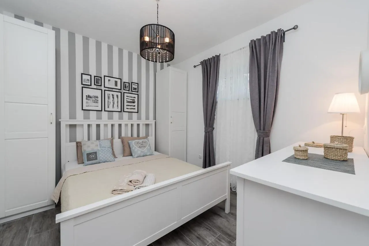 Family Friendly Apartments With A Swimming Pool Sutomiscica, Ugljan - 13872 Preko 0*,