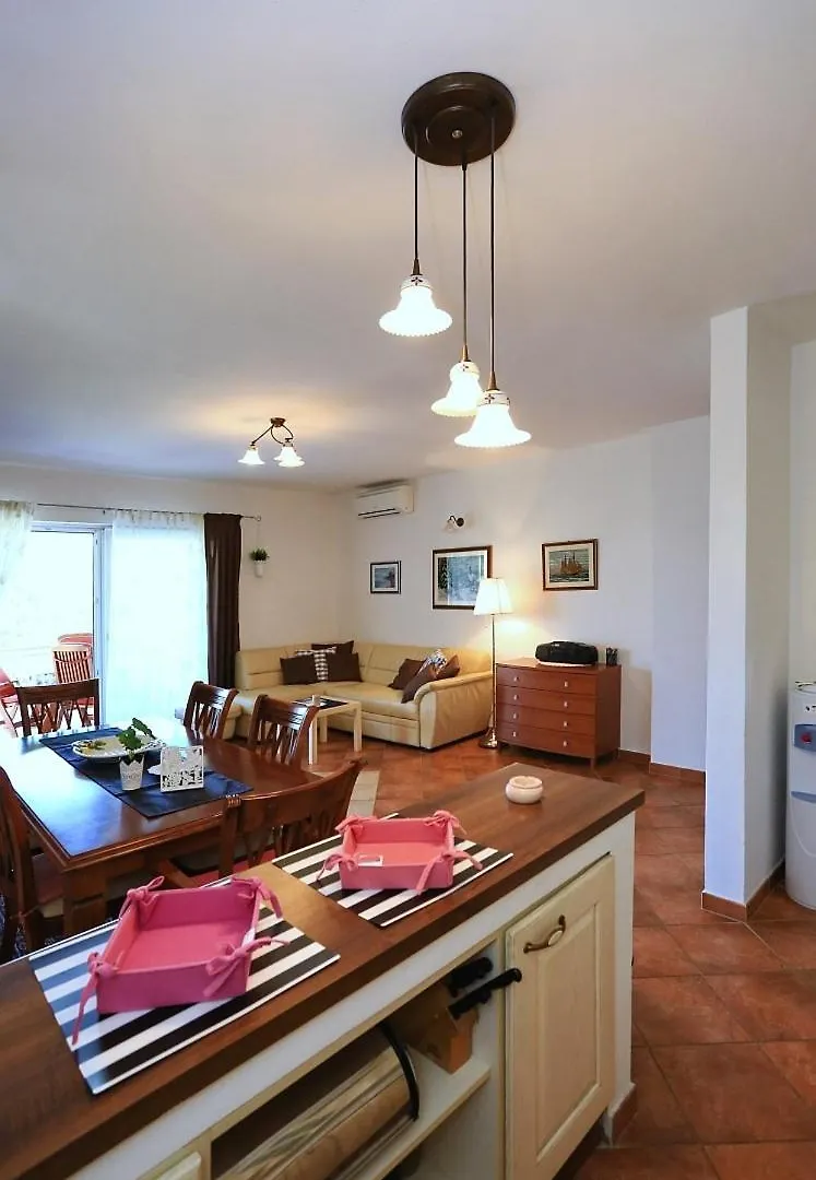 Family Friendly Apartments With A Swimming Pool Sutomiscica, Ugljan - 13872 Preko Croatia