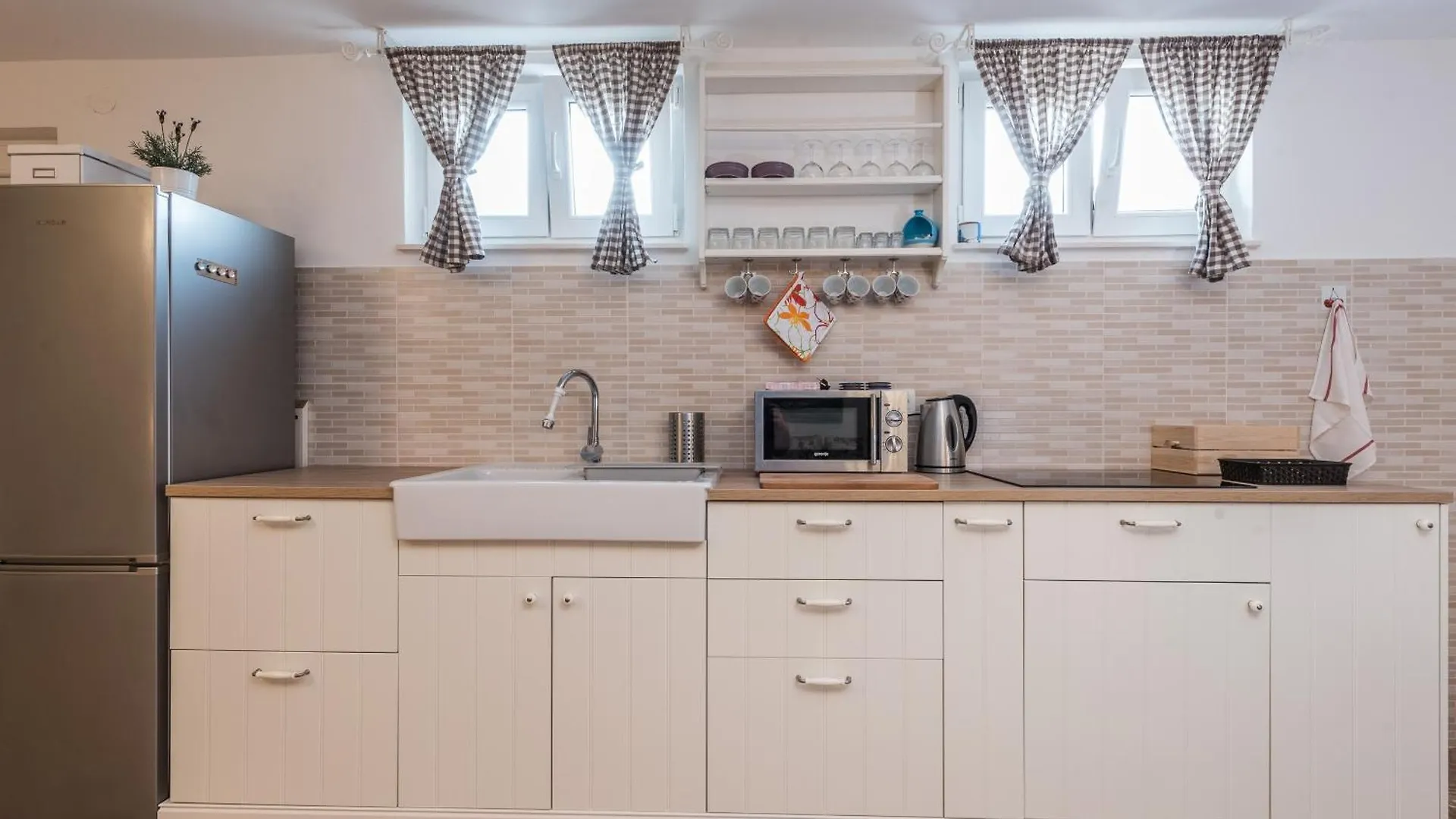 Family Friendly Apartments With A Swimming Pool Sutomiscica, Ugljan - 13872 Preko
