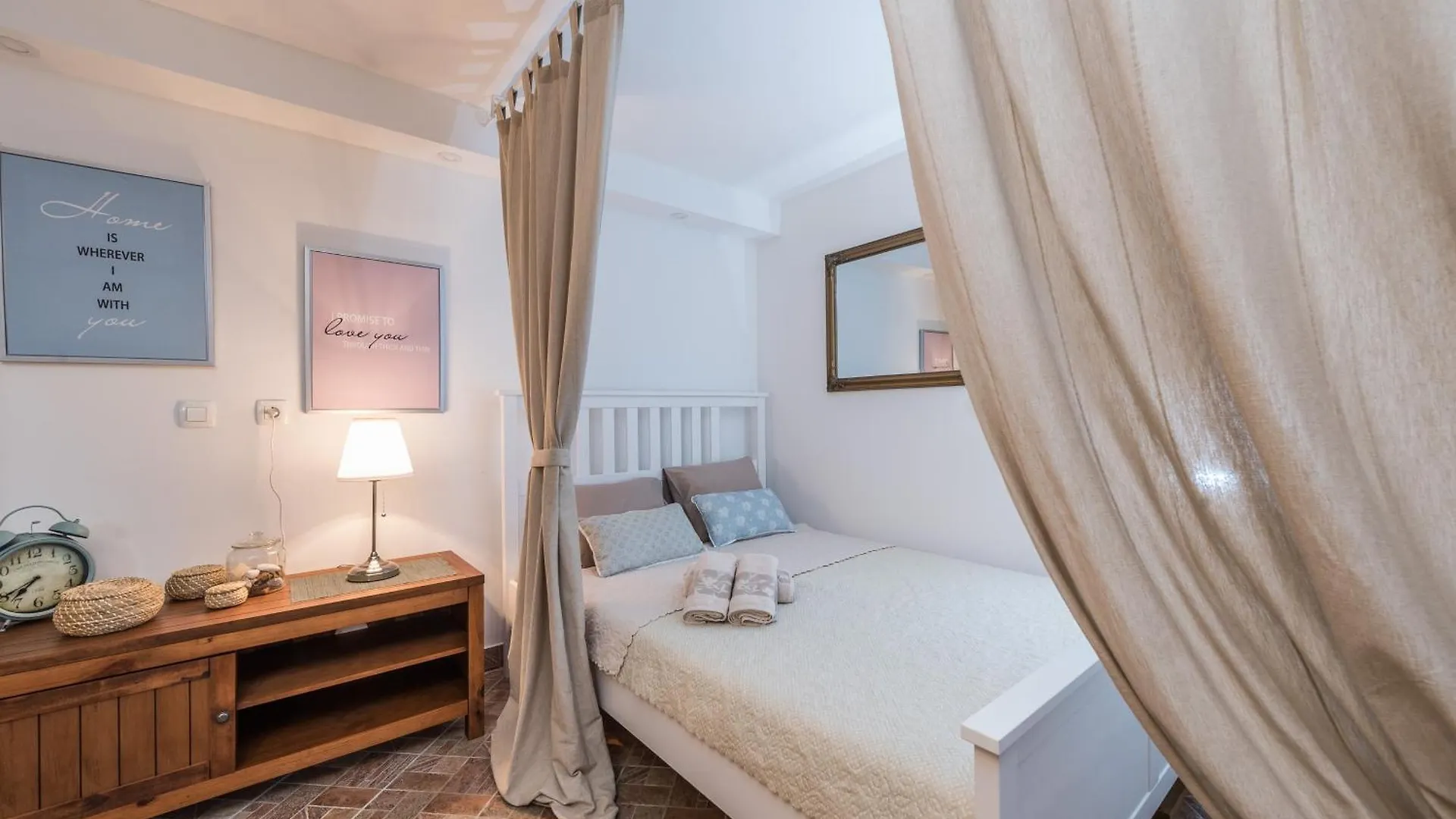Family Friendly Apartments With A Swimming Pool Sutomiscica, Ugljan - 13872 Preko