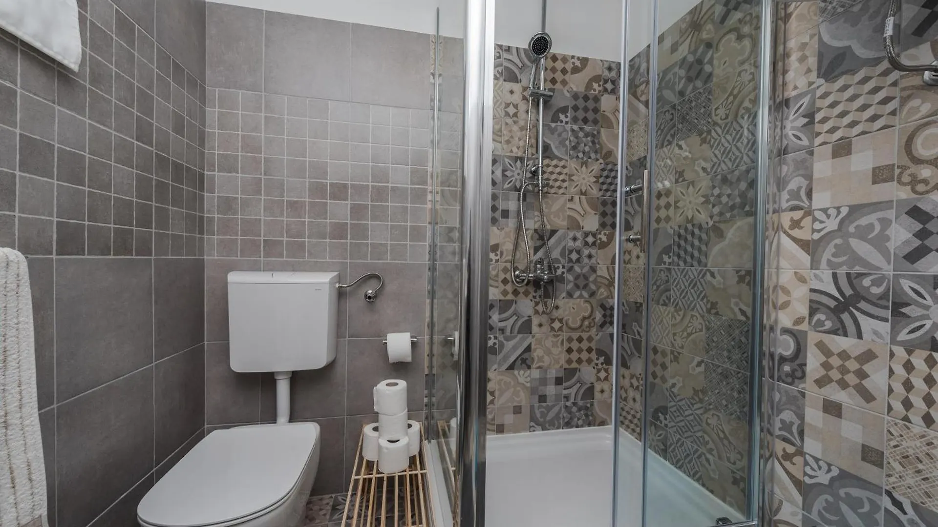 Family Friendly Apartments With A Swimming Pool Sutomiscica, Ugljan - 13872 Preko Croatia