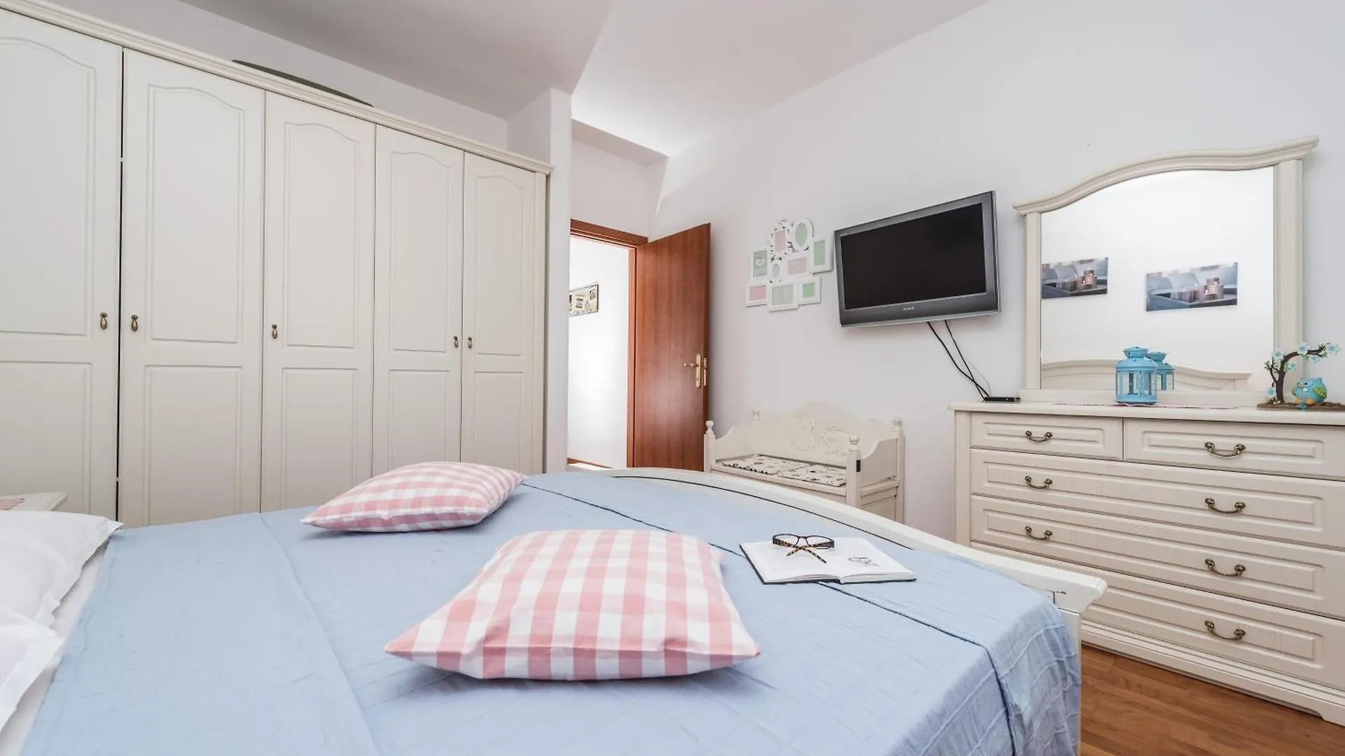 Family Friendly Apartments With A Swimming Pool Sutomiscica, Ugljan - 13872 Preko 0*,  Croatia