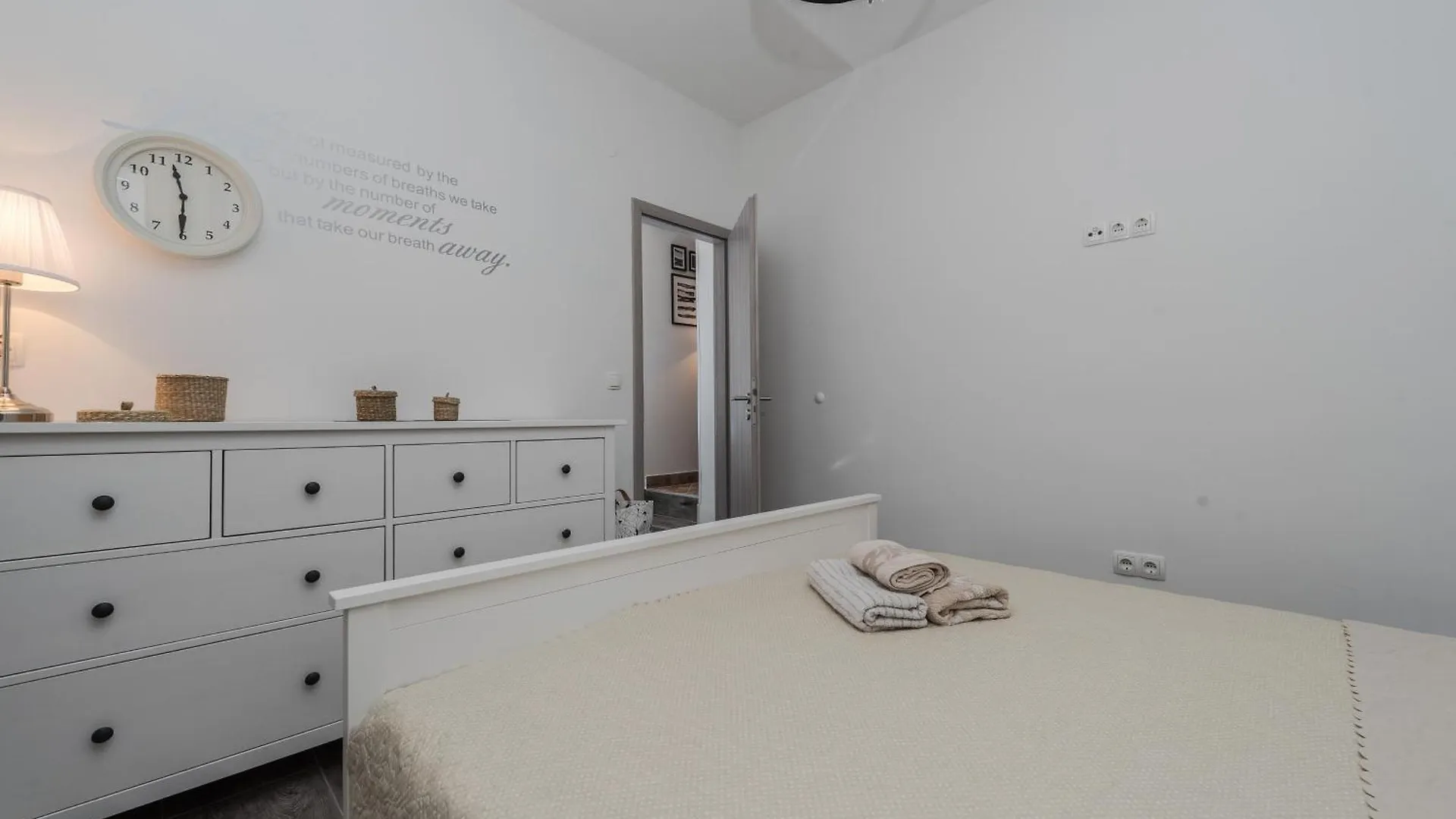 Family Friendly Apartments With A Swimming Pool Sutomiscica, Ugljan - 13872 Preko Croatia