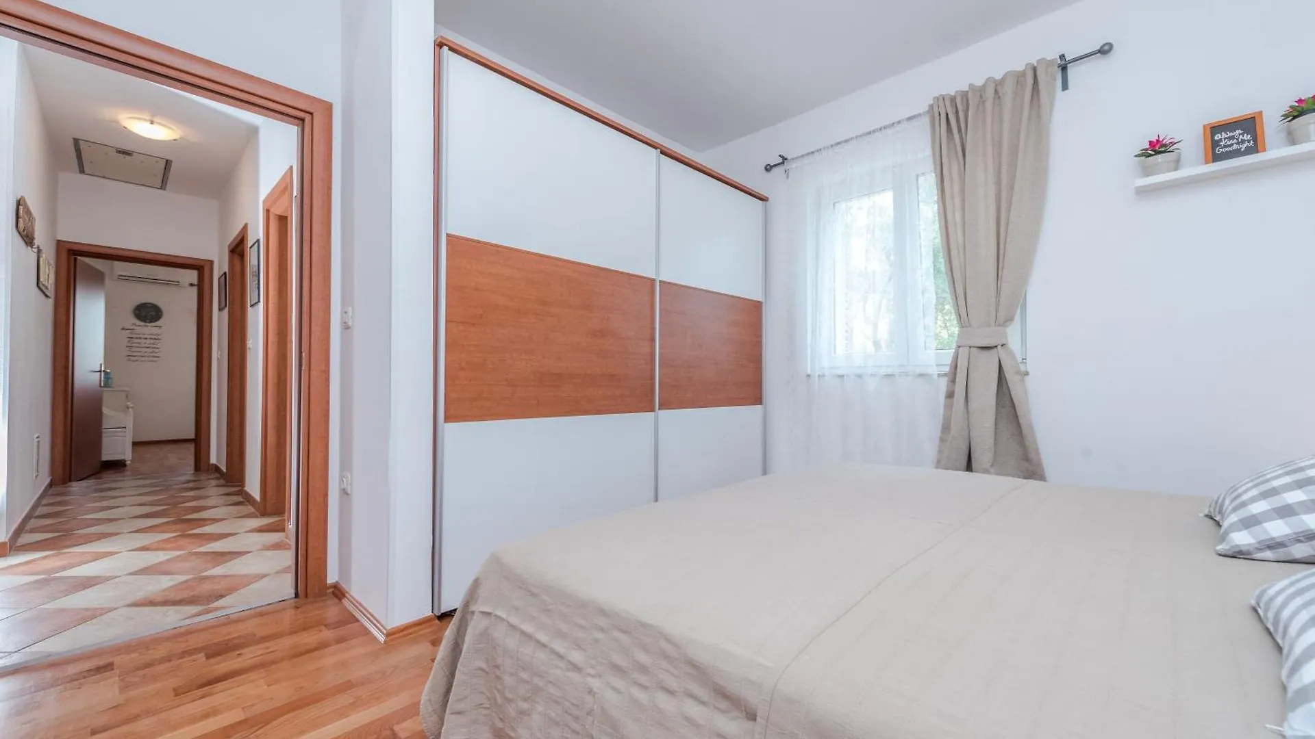 Family Friendly Apartments With A Swimming Pool Sutomiscica, Ugljan - 13872 Preko
