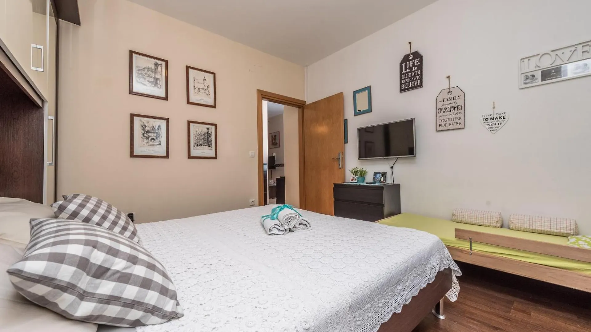 Family Friendly Apartments With A Swimming Pool Sutomiscica, Ugljan - 13872 Preko Croatia